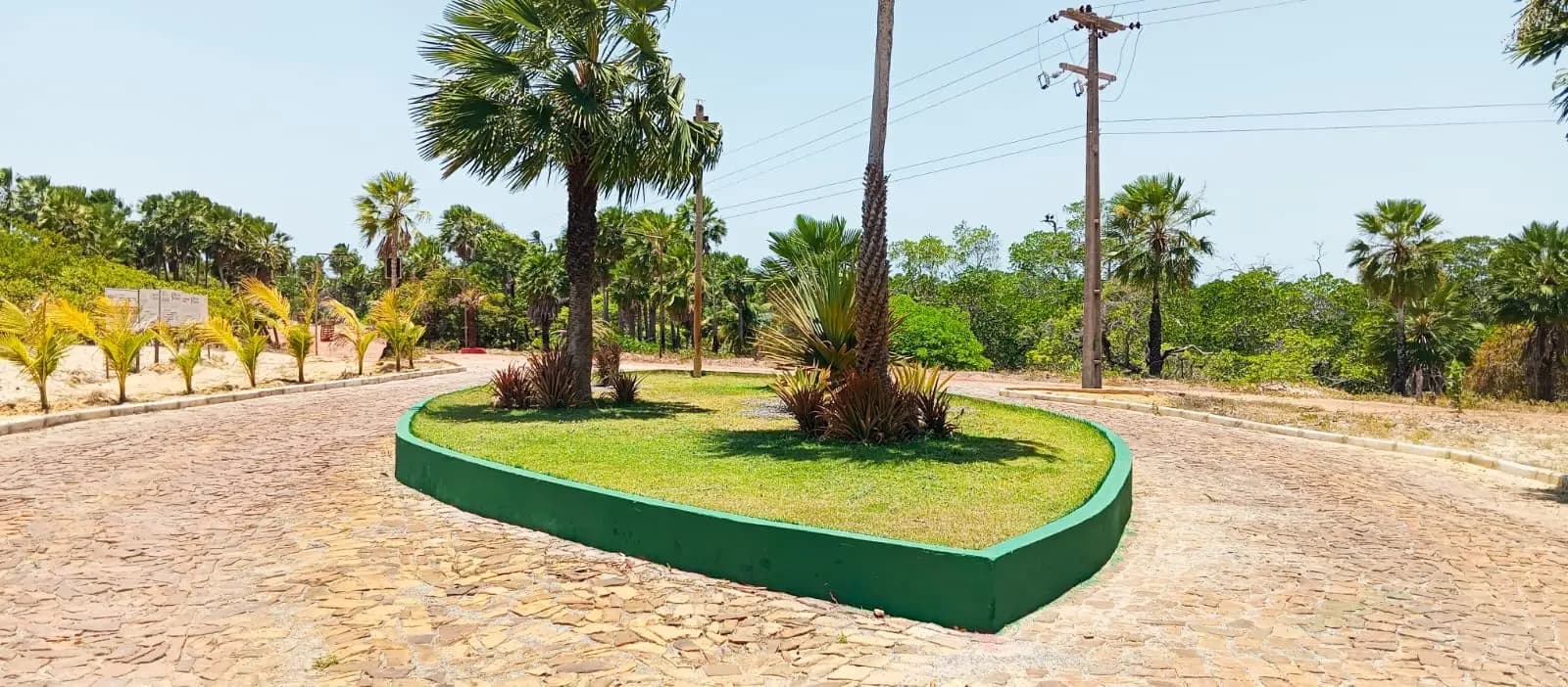 Obra do Ilha dos Guarás — via interna calçada com canteiro paisagístico